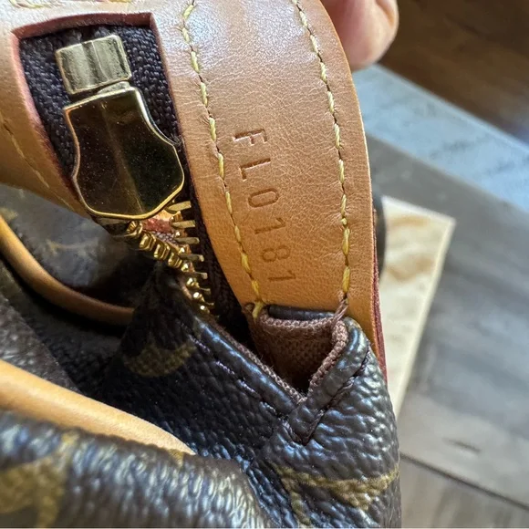 Vintage ~LOUIS VUITTON Monogram Stresa PM
Shoulder Bag - Picture 5 of 14